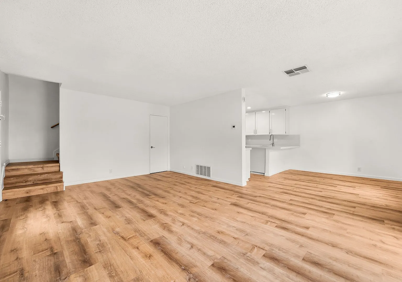 Fully Renovated 3-Bedroom Home in the South Bay Townhomes Community! — Photo 4