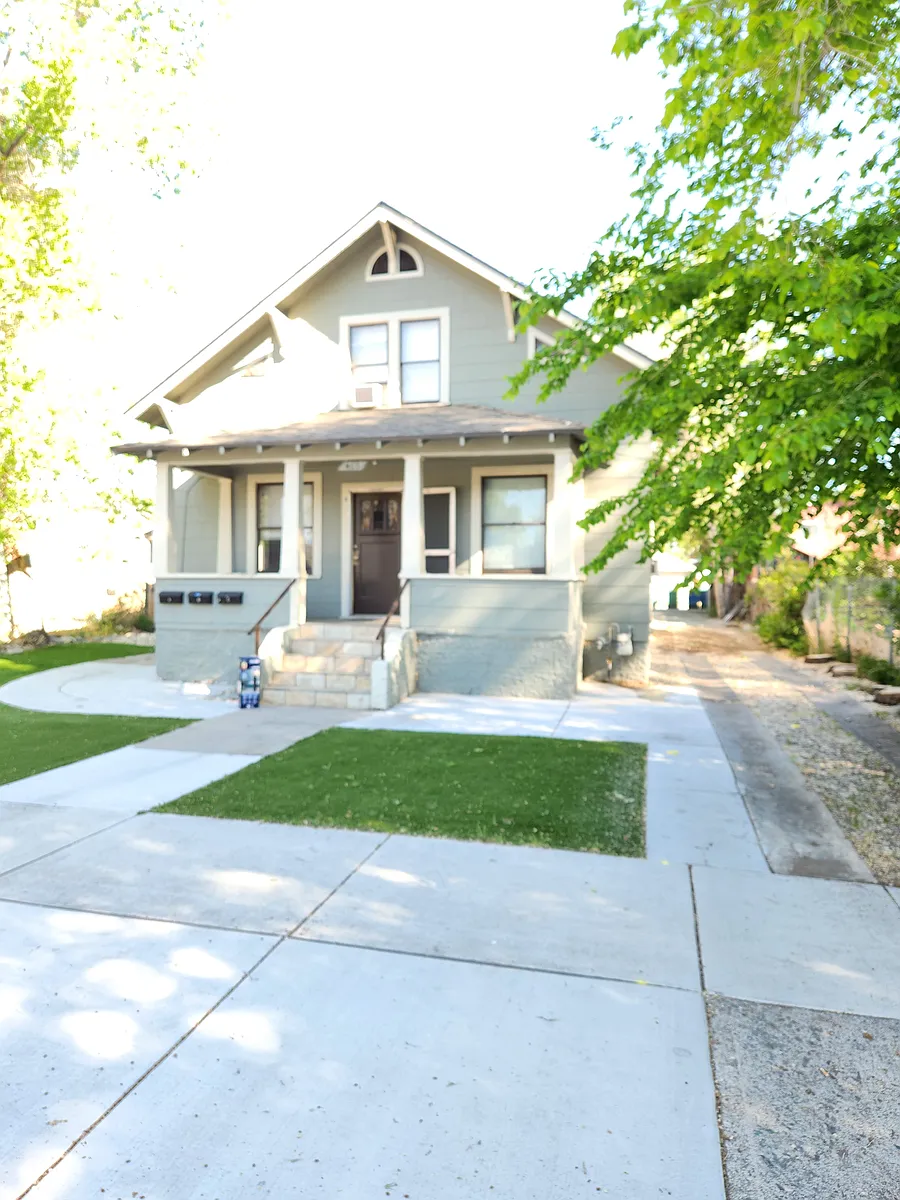 Building Photo - 465 E 7th St