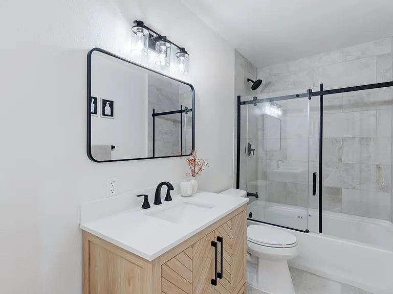 8425 Thornton Ave — Photo 3