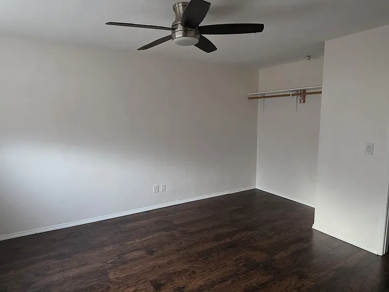 1260 E 4th St #6 — Photo 10