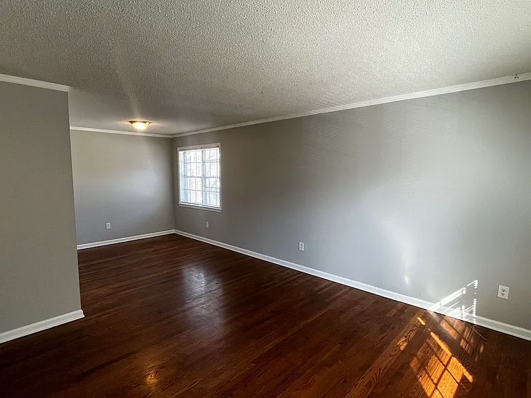 2547 Courtney Dr — Photo 2