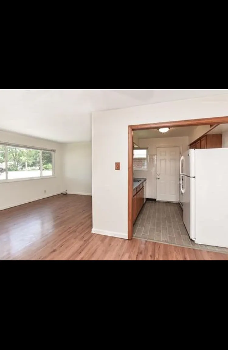 2 bed, 843 sqft, $1,300 — Photo 3