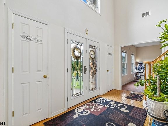 4th image of 25 Elizabeth Ave