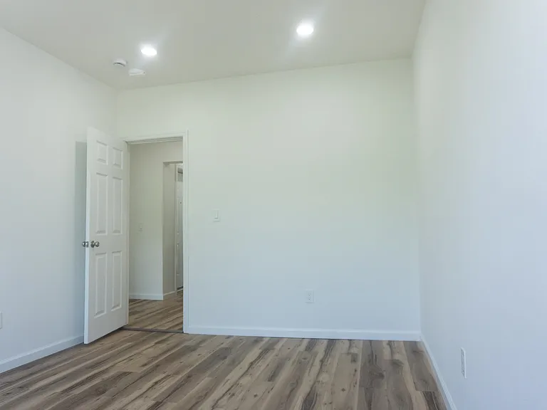 576 Newark Ave #2L — Photo 11