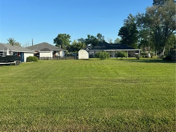 105 Saint Charles Pl, Hahnville, LA 70057