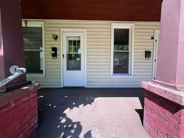2037 Paris Ave NE — Photo 2