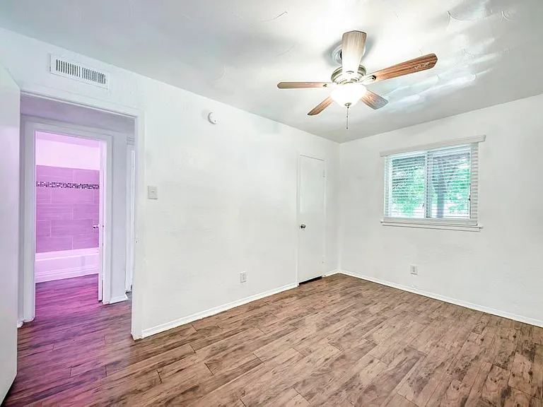 2401 Manor Rd #104 — Photo 16