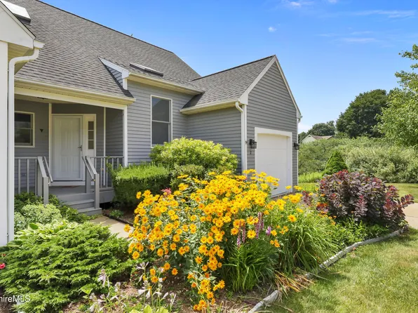 2 Walden Ln, Pittsfield, MA 01201