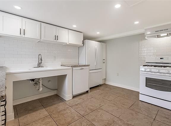 4th image of 987 Taft Pl