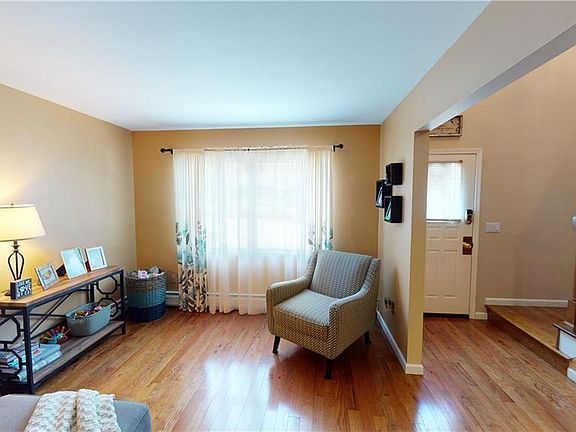 3rd image of 8 Allegra Dr