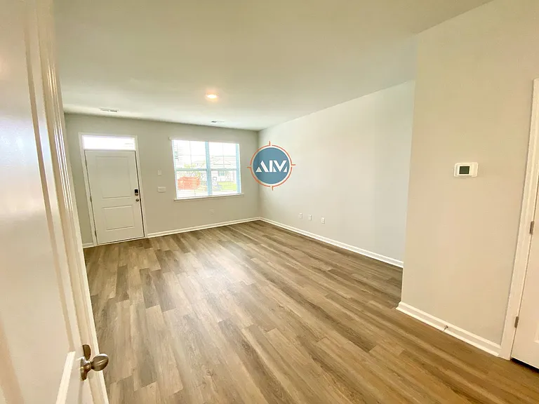 1729 Sanctum St — Photo 12
