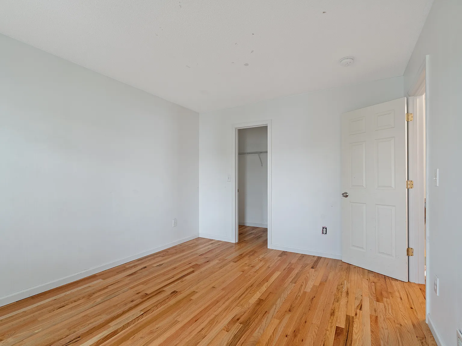 3 bed, 3.5 bath, 2100 sqft, $3,200 — Photo 4