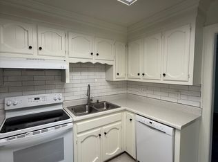 1853 Volvo Pkwy, Chesapeake, VA 23320