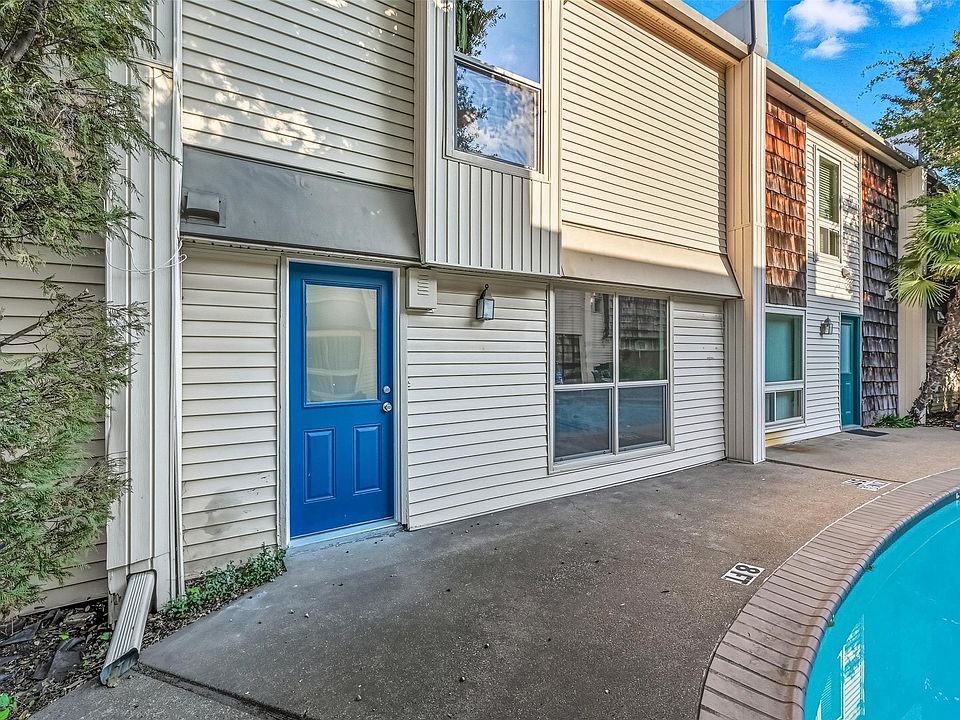 1st image of 2702 Douglas Ave #121