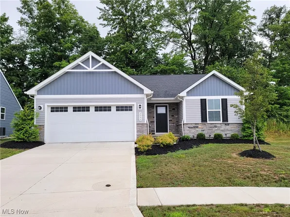 2696 Laubach Dr, Barberton, OH 44203