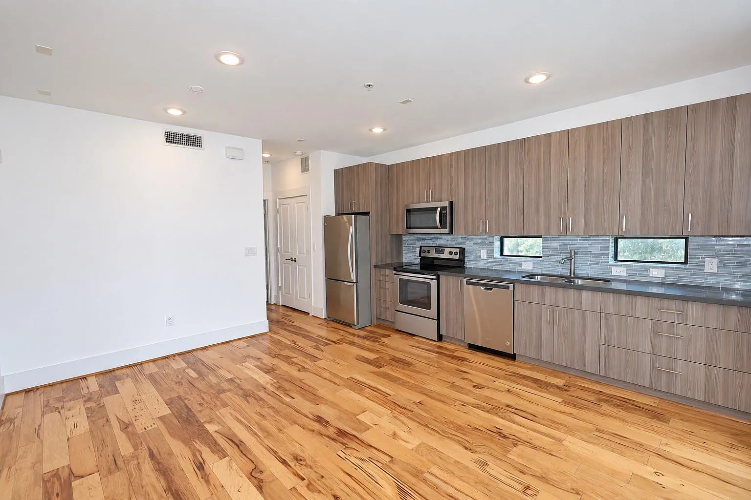 2401 Crawford St — Photo 2