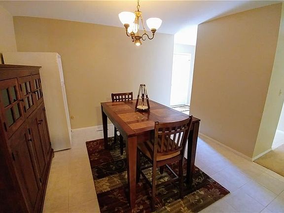 3rd image of 70 Castle Ct