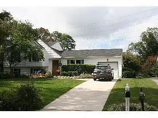 1213 Hollyoak Rd photo 1