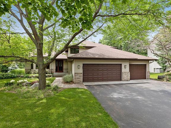 2nd image of 2600 Windsor Ln
