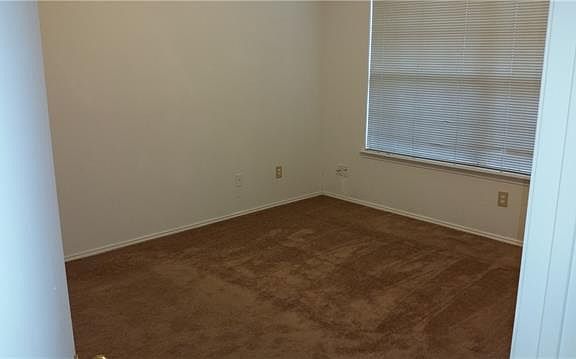 4th image of 2409 Bennington Dr