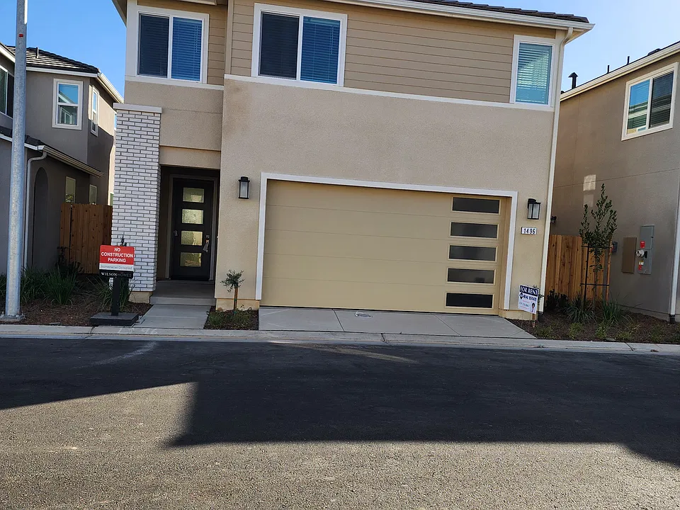 1496 Woodhill Ln