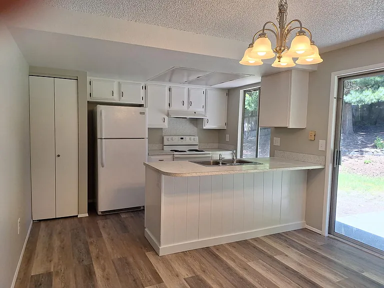 265 NE Silver Pine Dr — Photo 4