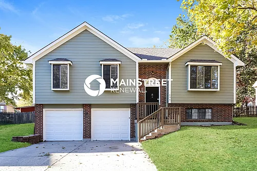 404 SE Bristol Dr Photo 1