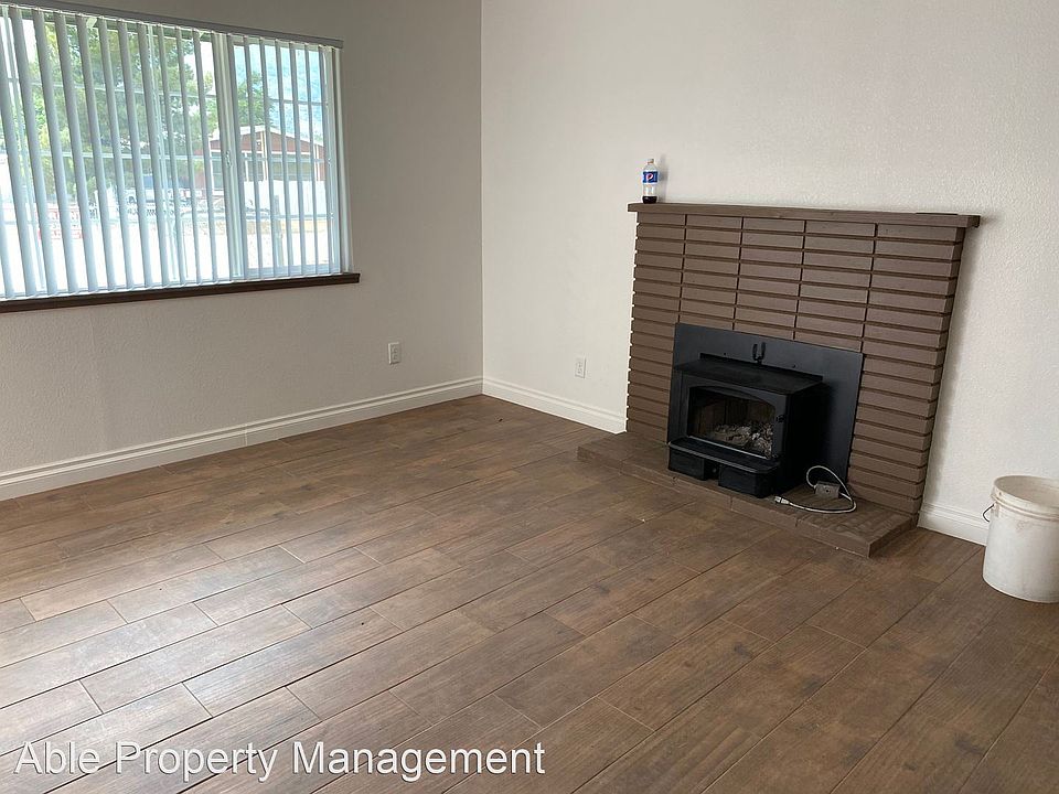 2nd image of 2700 Claire St