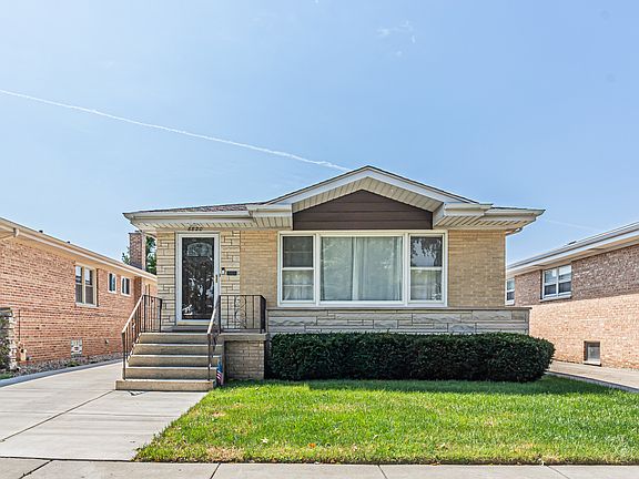 3rd image of 6820 N Sauganash Ave