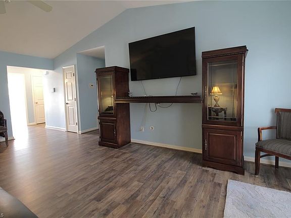 4th image of 14 Brandy Dr