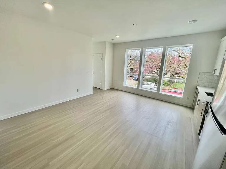 Greenwich Ave Apartments — Photo 2