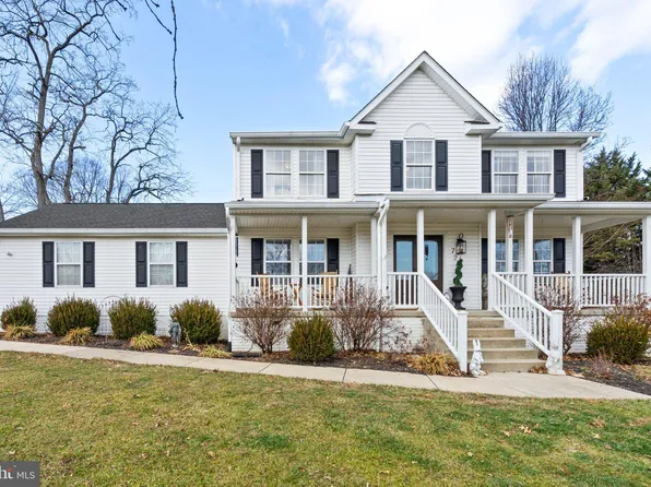 726 Deer Mountain Dr, Harpers Ferry, WV 25425