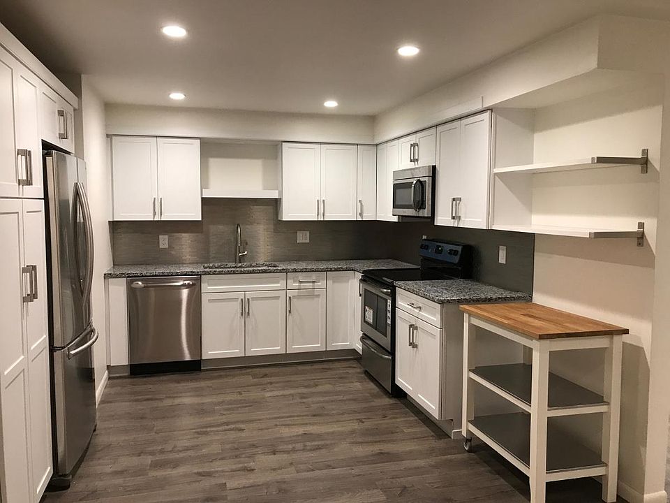 Brand New Custom Kraftmaid Kitchen