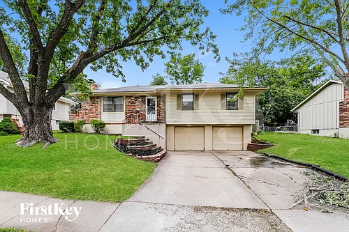 400 SW Oxford Dr Photo 1