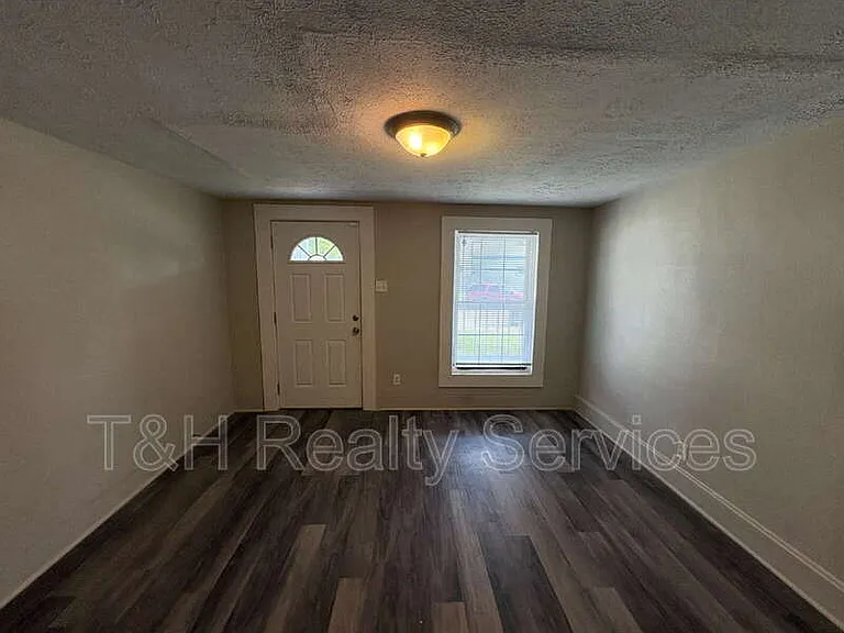 2116 Woodlawn Ave — Photo 2