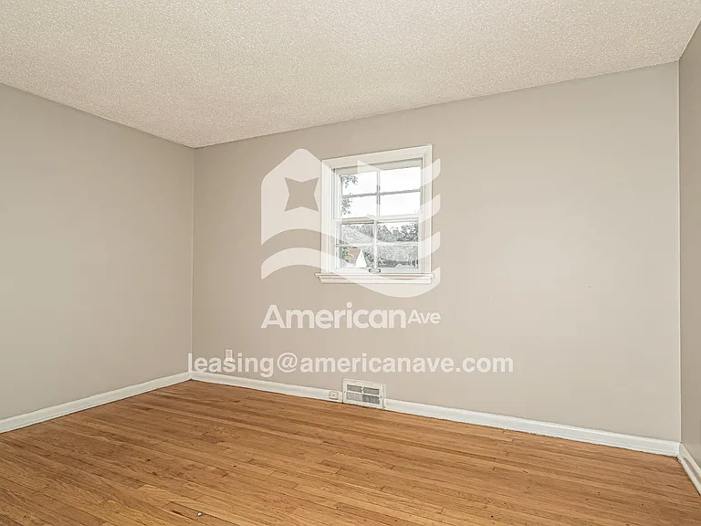 977570_007_main_bedroom_8.jpg