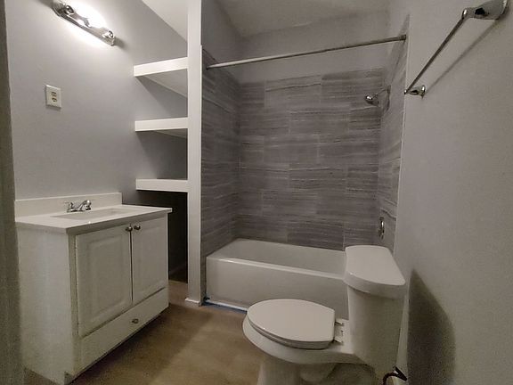 5th image of 826 W Russell Pl