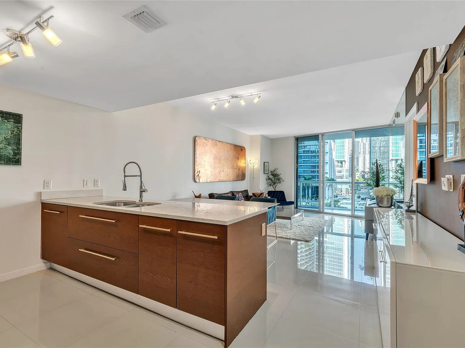 1 bed, 1.0 bath, 798 sqft, $4,000 — Photo 2