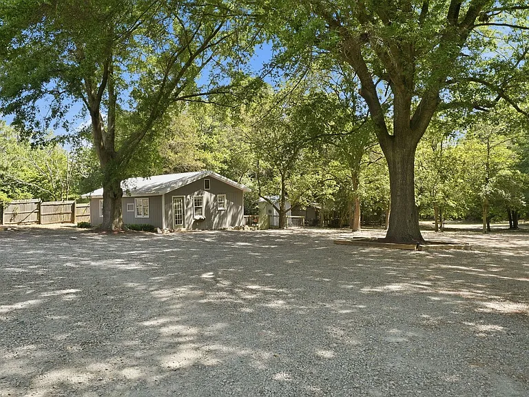 1425 Central Dr — Photo 49