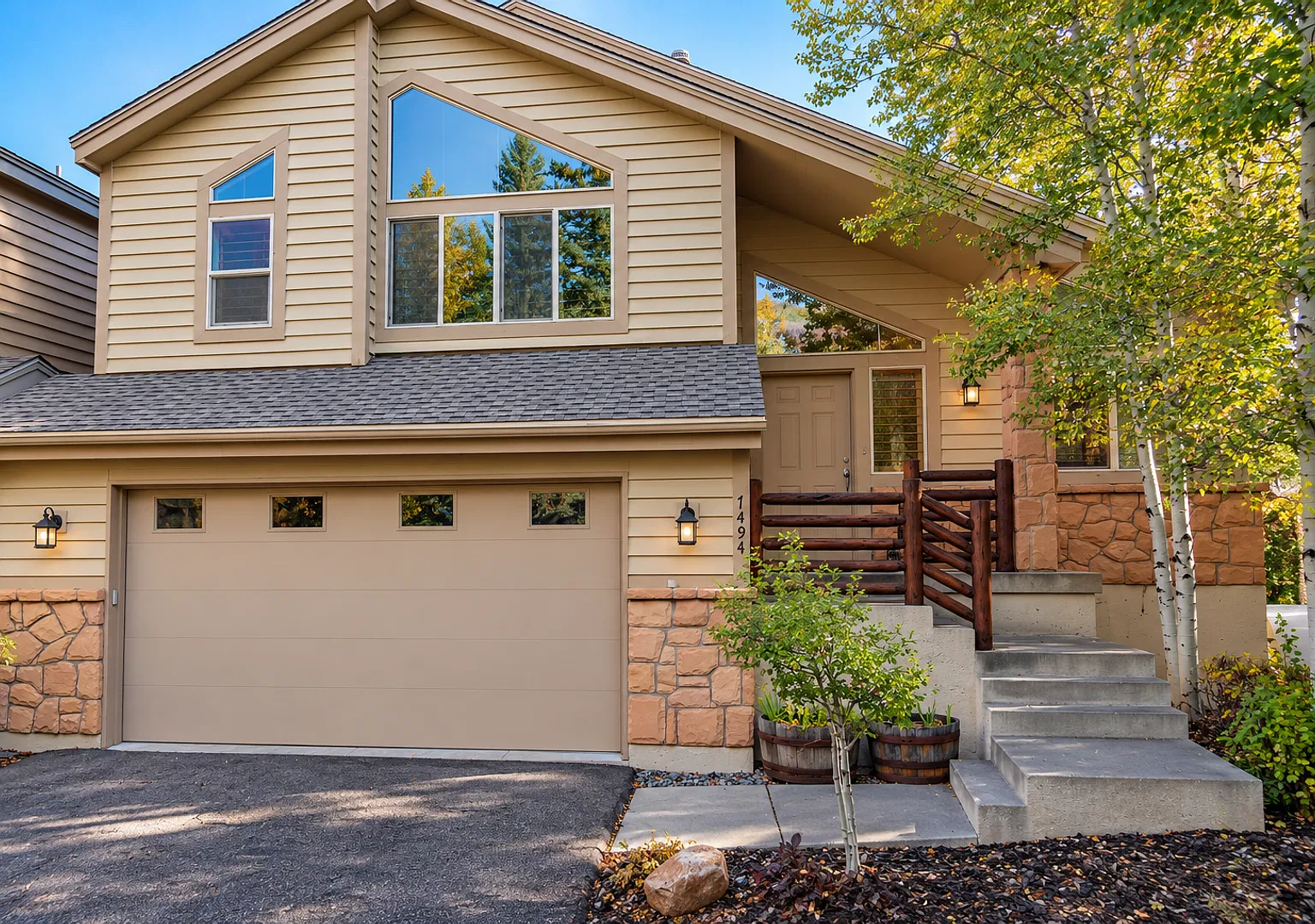 4-Bedroom Home in Brook Hollow Village — Photo 1