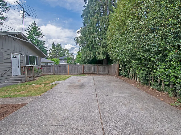 2204 E 35th St — Photo 20
