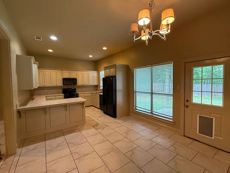 9441 Boone Dr — Photo 3
