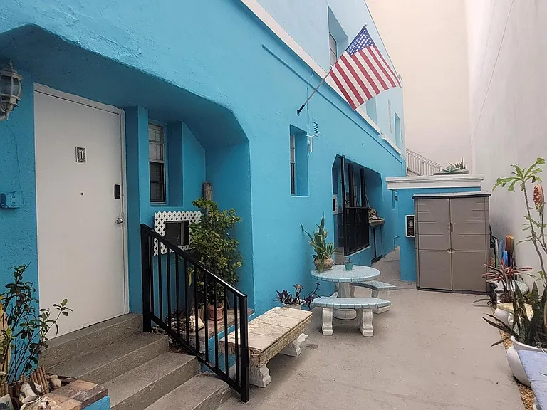 324 Indiana St — Photo 22