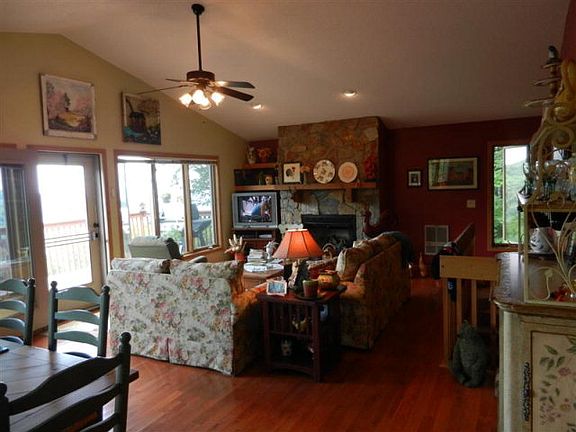 2nd image of 117 W Blueberry Ln