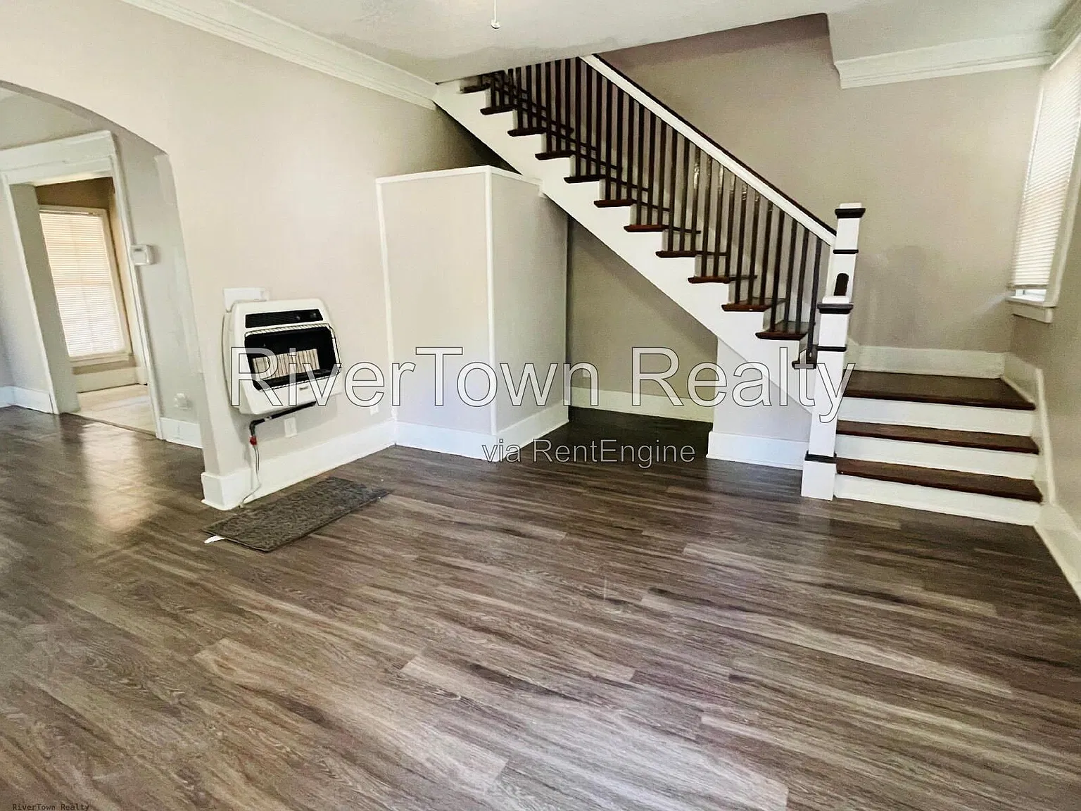 2 bed, 1.0 bath, 1003 sqft, $995 — Photo 2