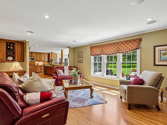 5th image of 720 Oxbow Ln