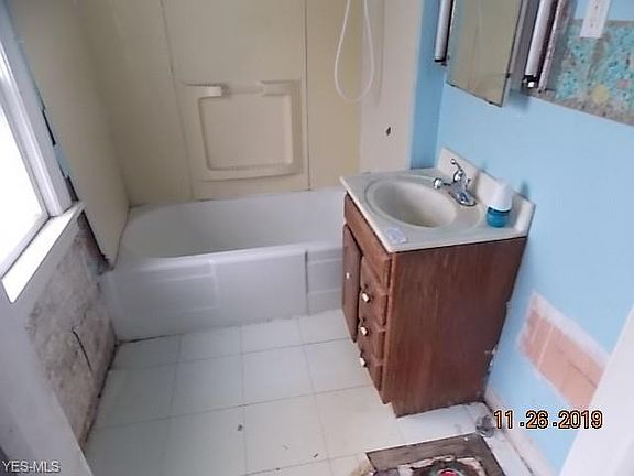 4th image of 9818 Rosewood Ave