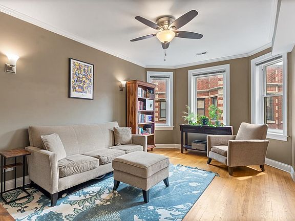 3rd image of 926 W Ainslie St APT 3S