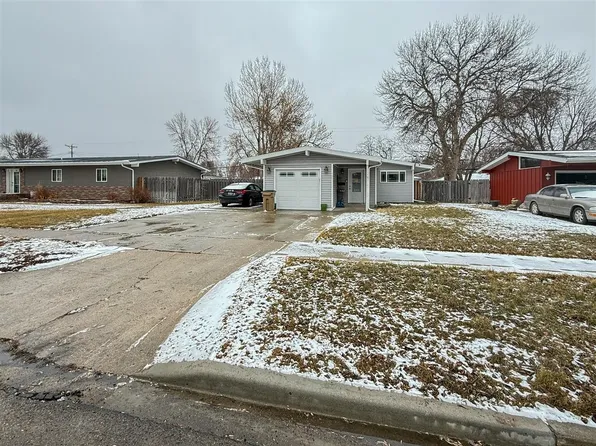 105 24th St SW, Minot, ND 58701
