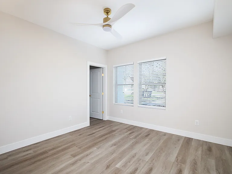 1644 W Mistletoe Ave #102 — Photo 4